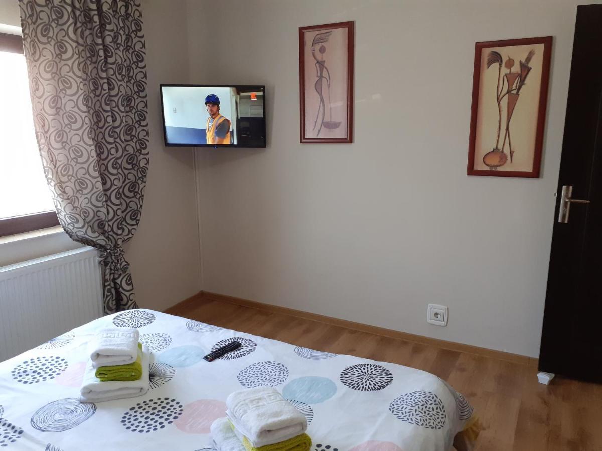 Apartament Cristina Cu Doua Dormitoare & Balcon & Parcare Proprie Onesti Zewnętrze zdjęcie