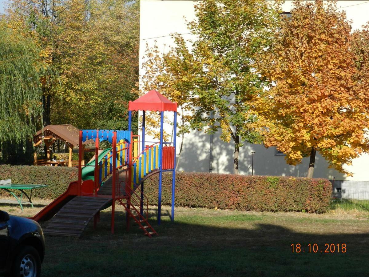 Apartament Cristina Cu Doua Dormitoare & Balcon & Parcare Proprie Onesti Zewnętrze zdjęcie